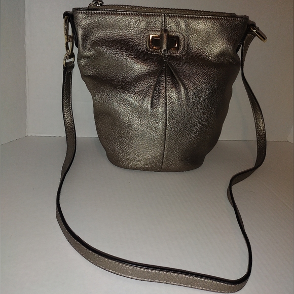 B Makowsky Gold Genuine Leather Crossbody Bucket Bag With Turnlock A2262… - Picture 1 of 15